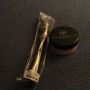 Savvy Minerals  Powder with Foundation Brush